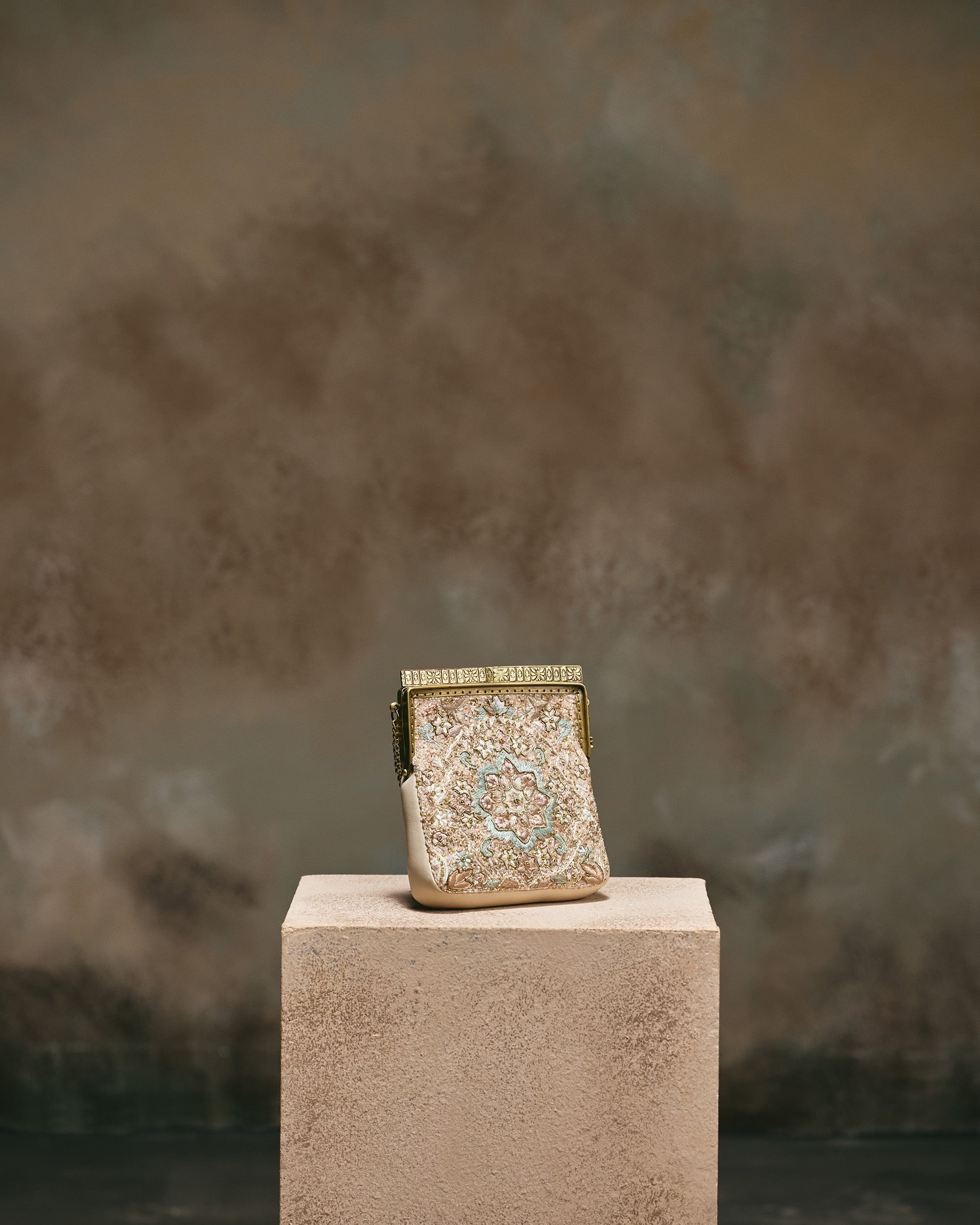 Nazm Clutch