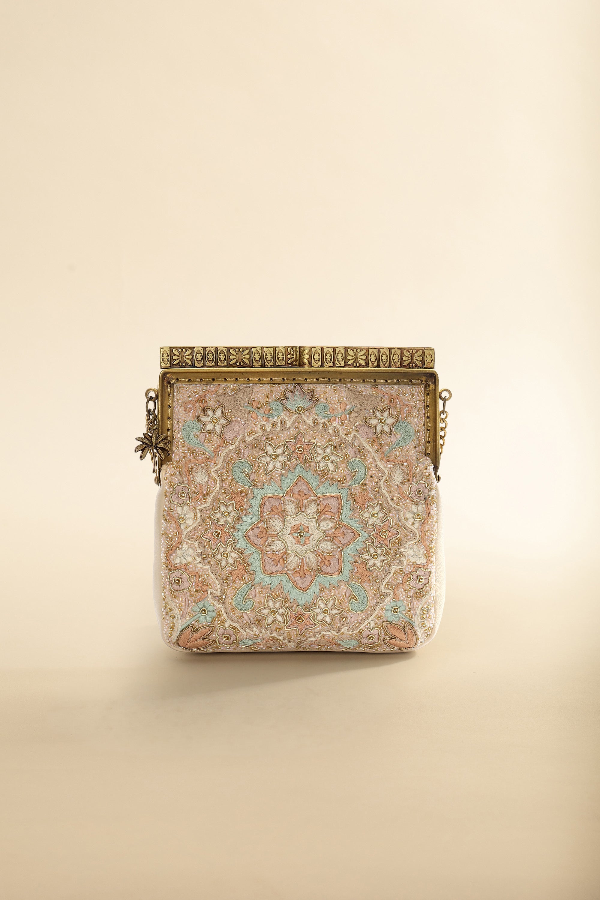Nazm Clutch