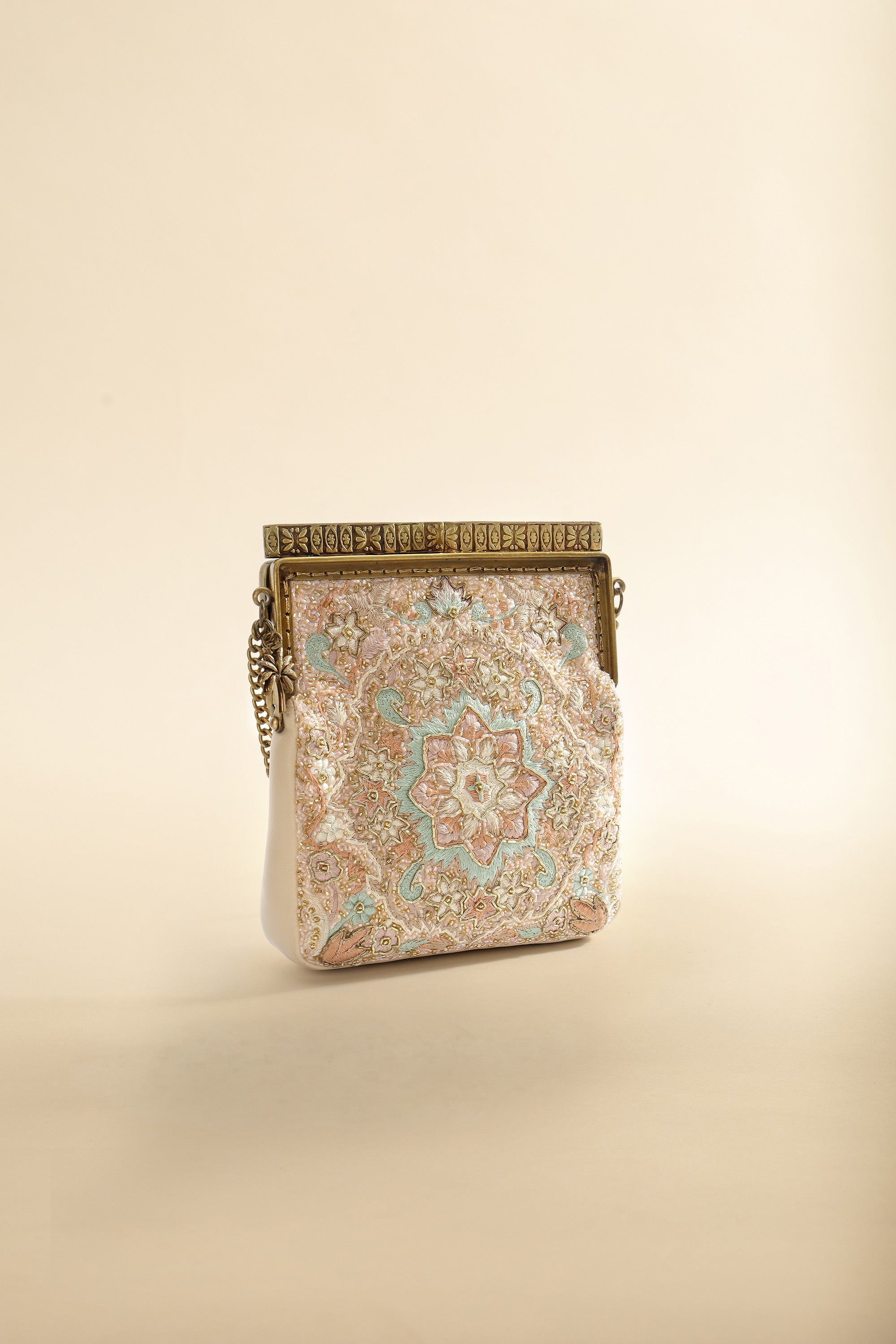 Nazm Clutch