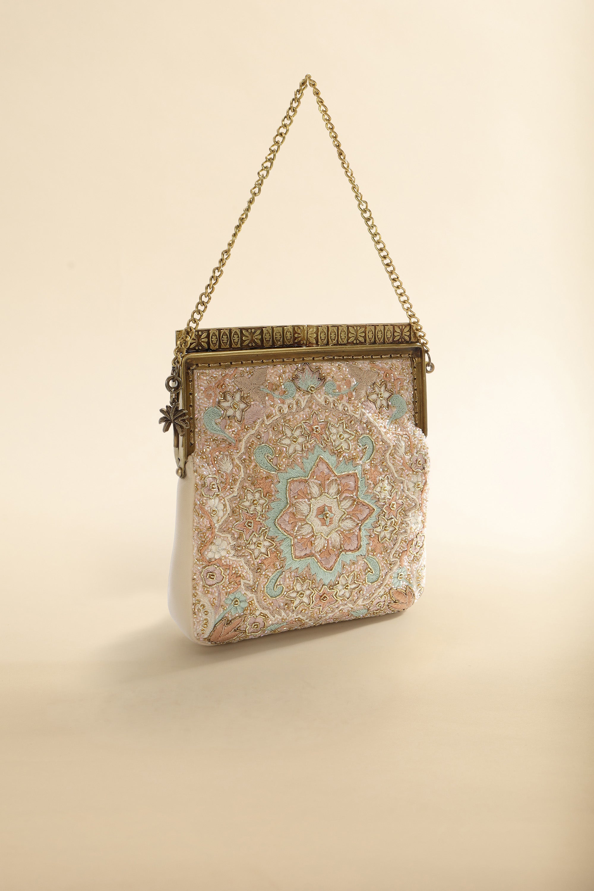 Nazm Clutch